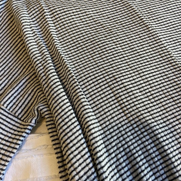 Francesca’s Striped Long Sleeve Pocket Top - Picture 4 of 4